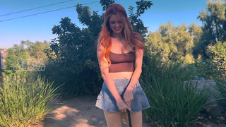 Elly Clutch a golfpályán kúr
