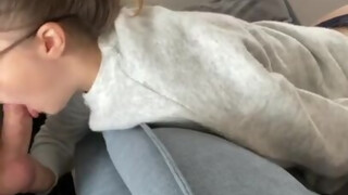 TinyTaya bekúrva hátulról