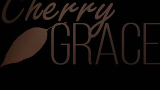 Cherry Grace lovagol a krapekján