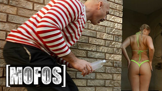 MOFOS - Harley King a szexy világos szőke tini spiné