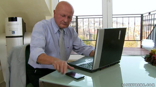 Gyuribácsi imádja a fiatal csajt