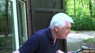 Szexy csajszi szereti idősebb férfiakkal a szexet és érezni a farkukat magában
