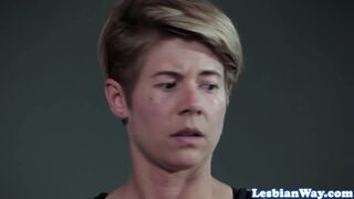 Forró leszbi gangbang vörös tinivel és milf-fel