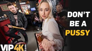 Bátor világos szőke pornós kúrja idegen krapekot a bárban