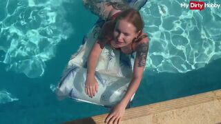 Emma wolf a tüzes lány aki a medencében kefél vadul
