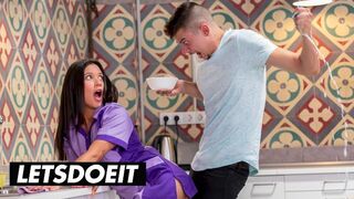 A gyönyörű szobalány Jade Presley kitakarít és cumizza a hatalmas faszkat a forró szálláson