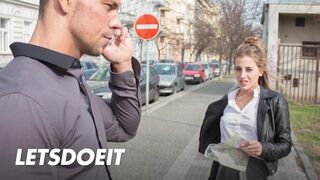 Lenyűgöző turista Silvia Dellai mélyen megkúrva egy helyi csávó által