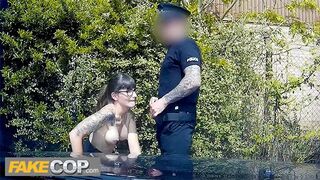 Rendőr megdugja a sötét hajú geek muffot és rálövi a szemüvegére - fake cop