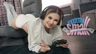 Pici tini kisasszony Aria Banks elkapja magas mostohabátyját Chris Epicet, aki a szobájában kézimunkázza a farka