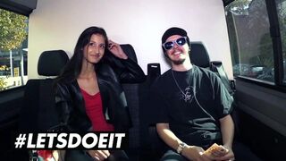 Vékony csoki Coco Kiss pénzért cidázza a hatalmas néger fazt az kocsiban
