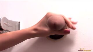 Magányos milf picsát simogatja mielőtt három glory hole pélót kényeztet egyszerre