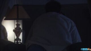 Tini csajszi cumizik és lovagol a farkon ágyban lefekvés előtt