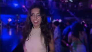 Szarvas picsa egyezett meg a klub wc-jében történő vad dugásba