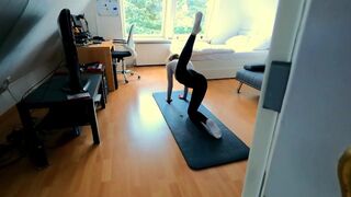 Tini fitnesz kisasszony ujjazza magát, majd alaposan megbasszák