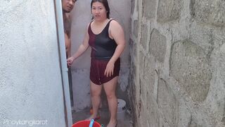 Filipina hölgyemény kinti fürdés közben rendesen megrakva