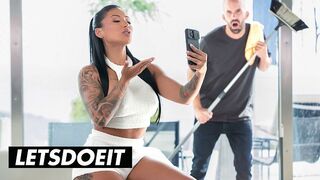 Dögös Latin Amerikai MILF Mariana Martix Durván Bekúrva az Asszisztens által a LetsDoeIt Csatornán