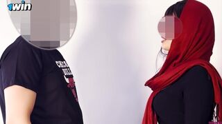 Arab milf hangos dugása nem hagyja aludni a szomszédot, így hívja őt is szexelni
