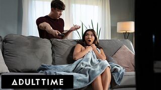 Adult Time szexi kalandja - Kimmy Kimm maszturbáláson kapva, de nem tud ellenállni a nagy farknak