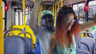 Idegen fősulis nőcit dugnak meg a buszon!