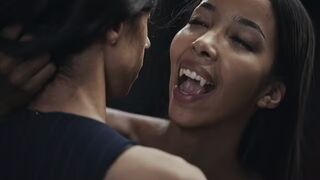 Ebony Vampire Mistress Lia Lin elcsábít egy brazil méretes kannás tini muffot a Vampired kemény domina játékában