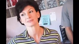 Sharon Mitchell feleségként cumizza és popsiba veszi Mark Wood farkát retro stílusban