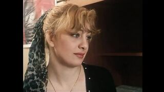 Világos Szőke nagymellű csajok szőrös bulát szopnak nagy farokkal retro jelenetben