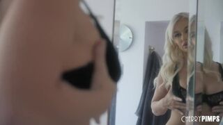 Hatalmas Cickós Világos Szőke Milf Mélytorok Akcióban a Cherry Pimps Csatornán